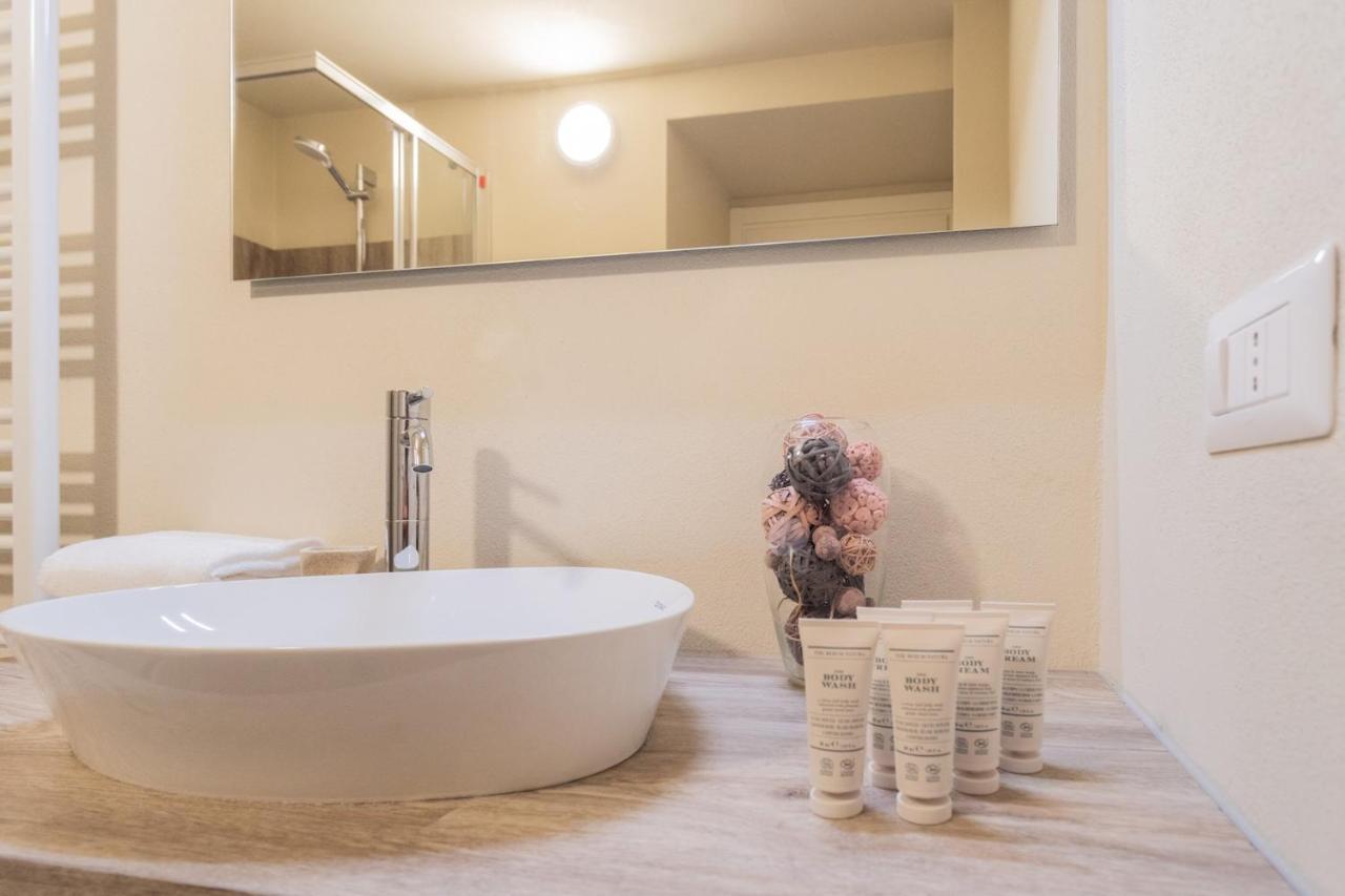 Romantic Escape City Centre With Jacuzzi & Parking By Rent All Como Eksteriør billede